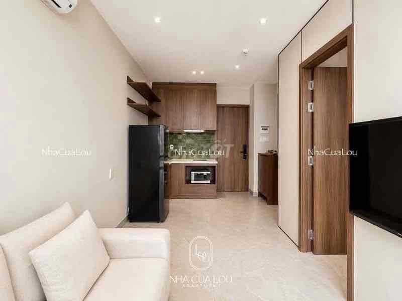 The apartment is a clear balcony bedroom. It's a full Lý Chính Thắng interior.