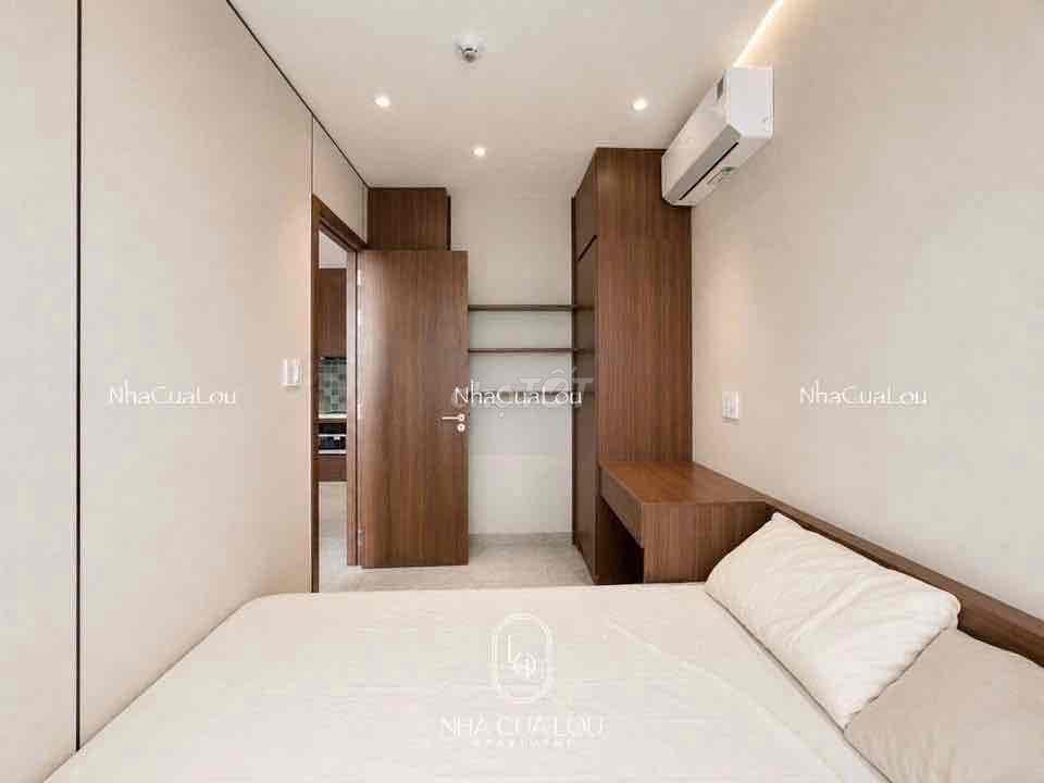 The apartment is a clear balcony bedroom. It's a full Lý Chính Thắng interior.