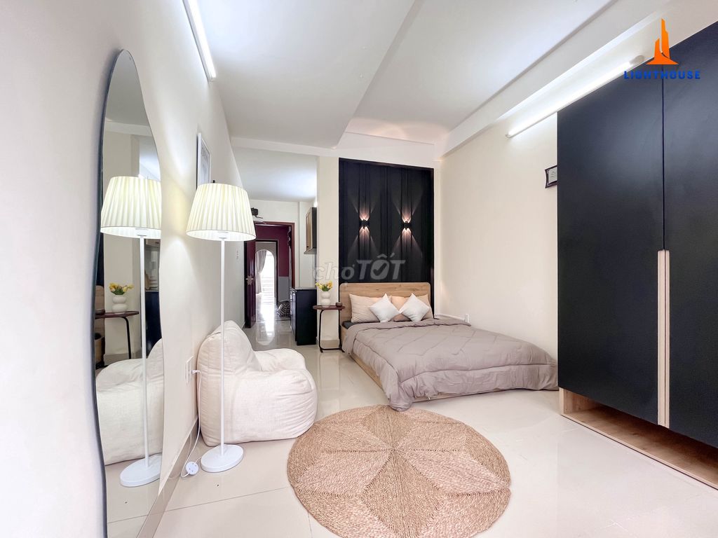 The balcony is located near Vincom, college.