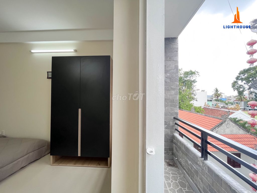 The balcony is located near Vincom, college.