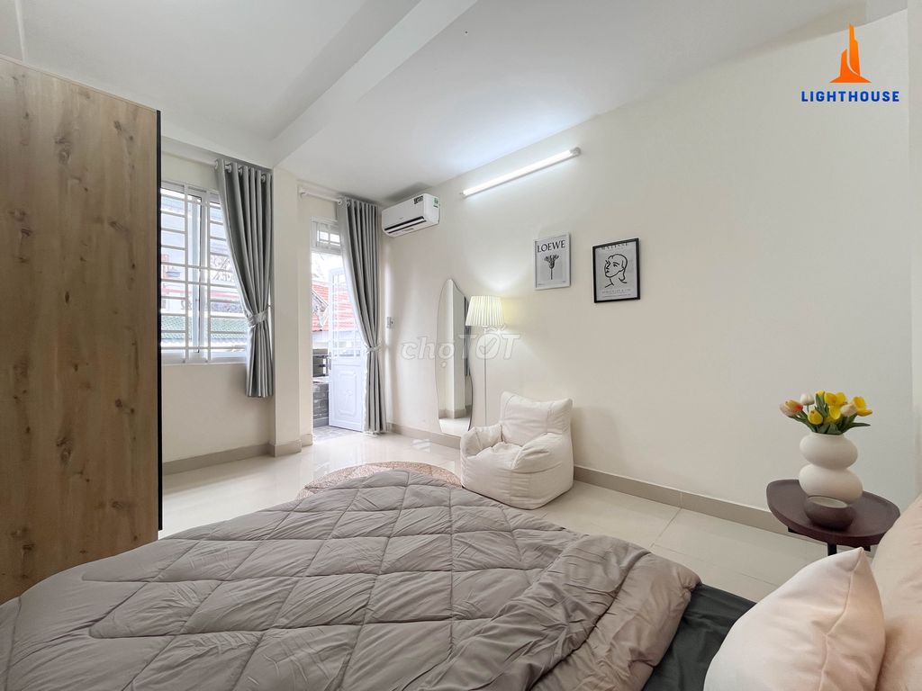 The balcony is located near Vincom, college.