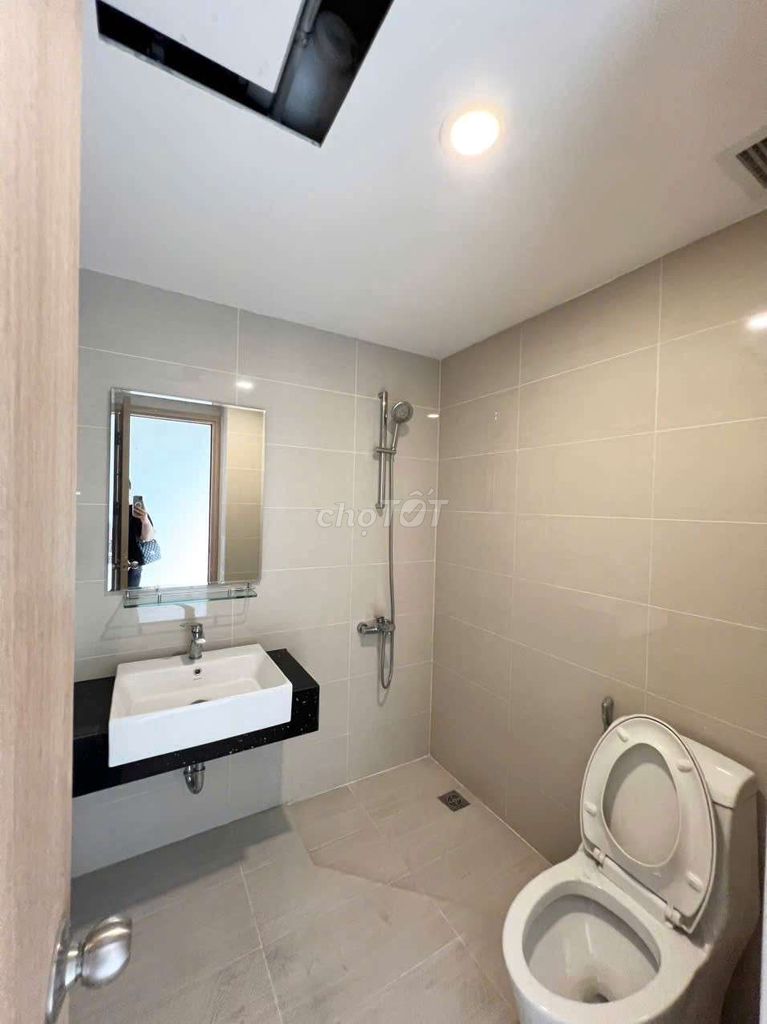 either in two bedrooms. A Novaland Botanica Premier.