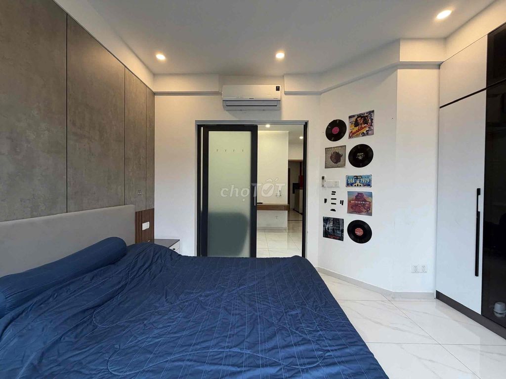 Rent a full-salt balcony bedroom right at Quốc Hương and metro!