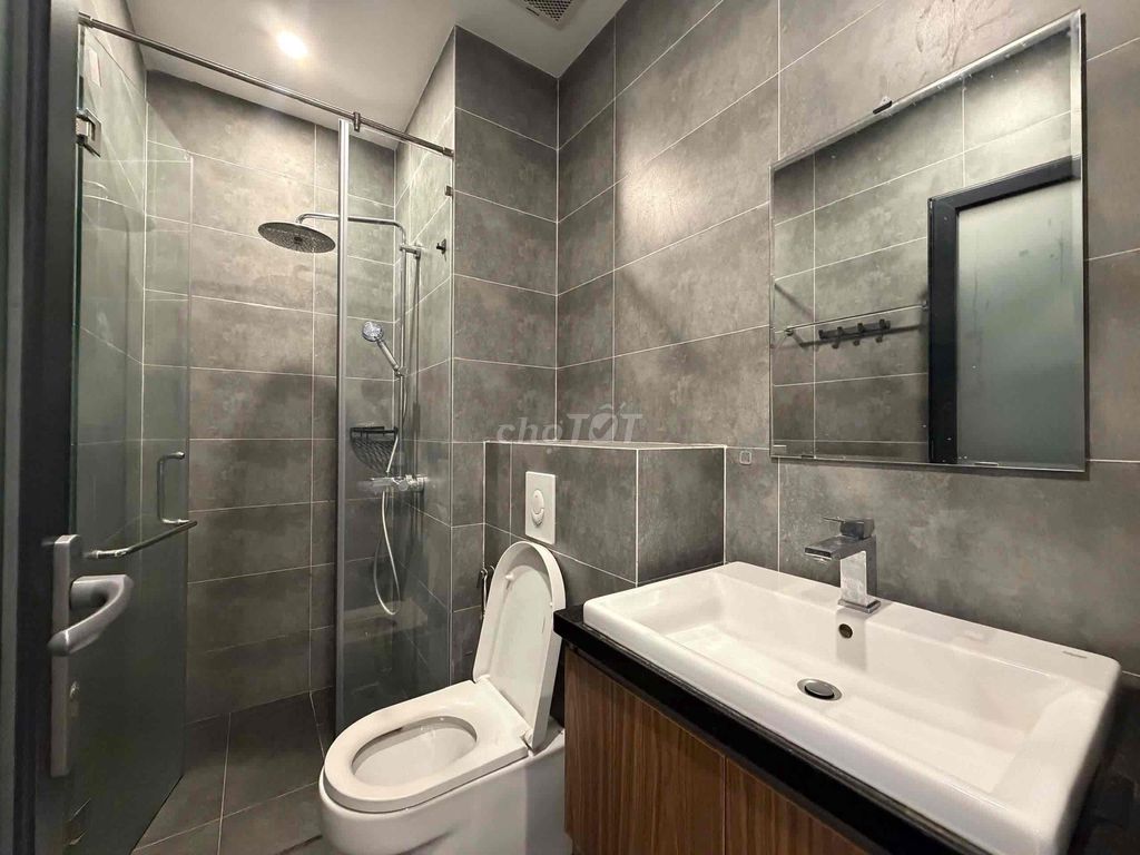 Rent a full-salt balcony bedroom right at Quốc Hương and metro!