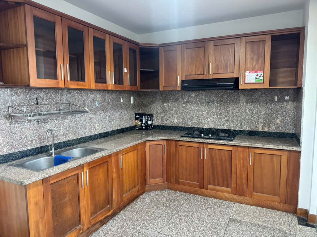Rent the class apartment 8-- wide apartment, nice view, angle 150 meters.