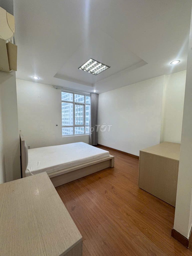 Rent the class apartment 8-- wide apartment, nice view, angle 150 meters.