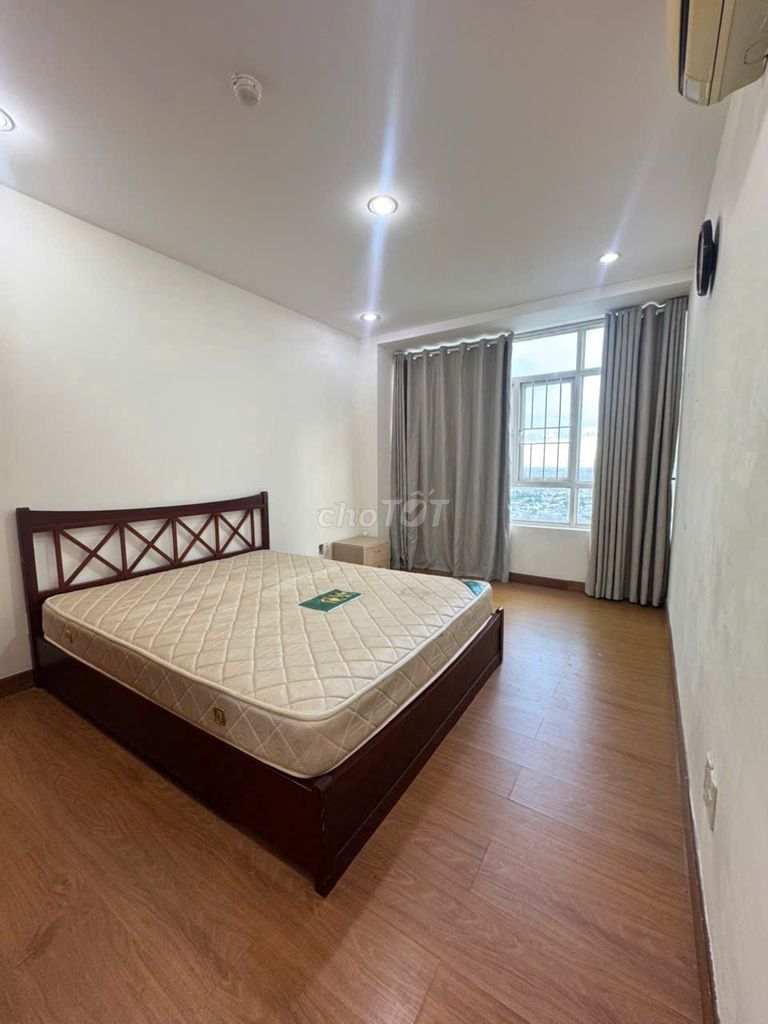 Rent the class apartment 8-- wide apartment, nice view, angle 150 meters.