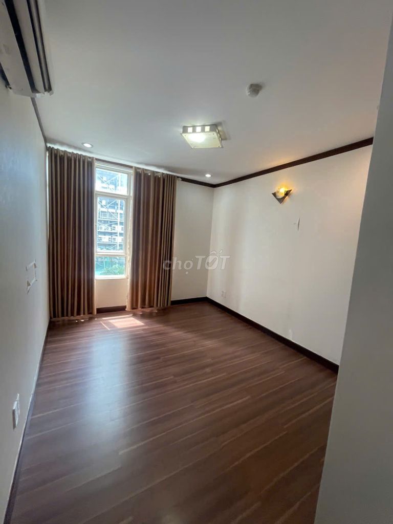 Rent the class apartment 8-- wide apartment, nice view, angle 150 meters.