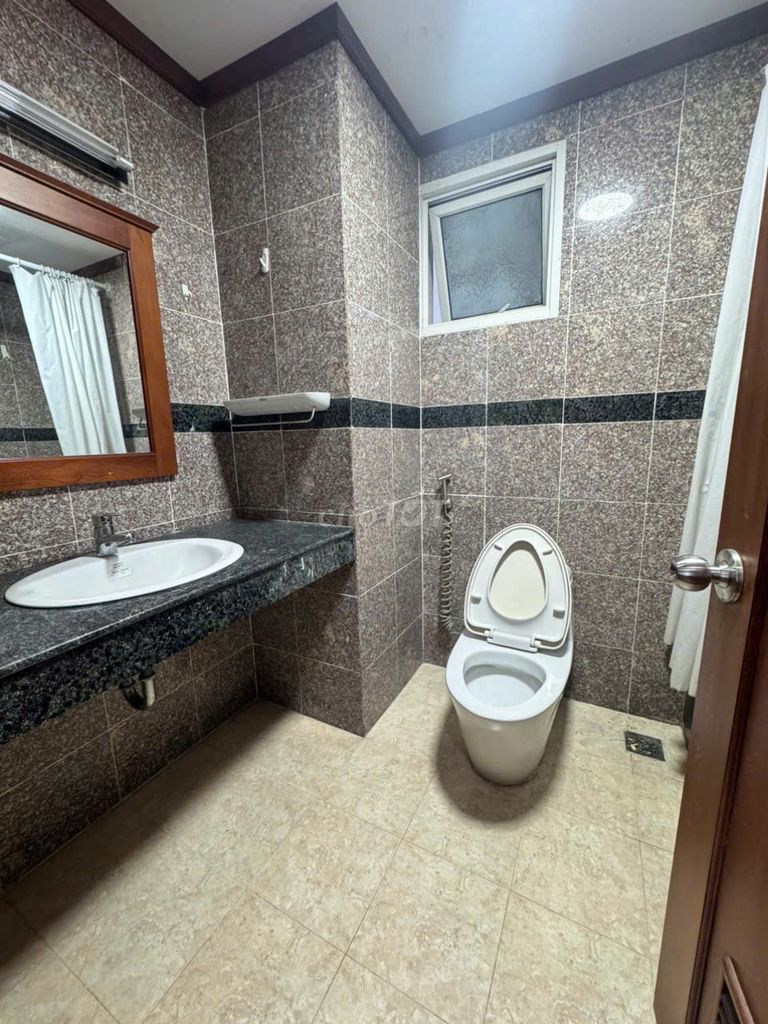 Rent the class apartment 8-- wide apartment, nice view, angle 150 meters.