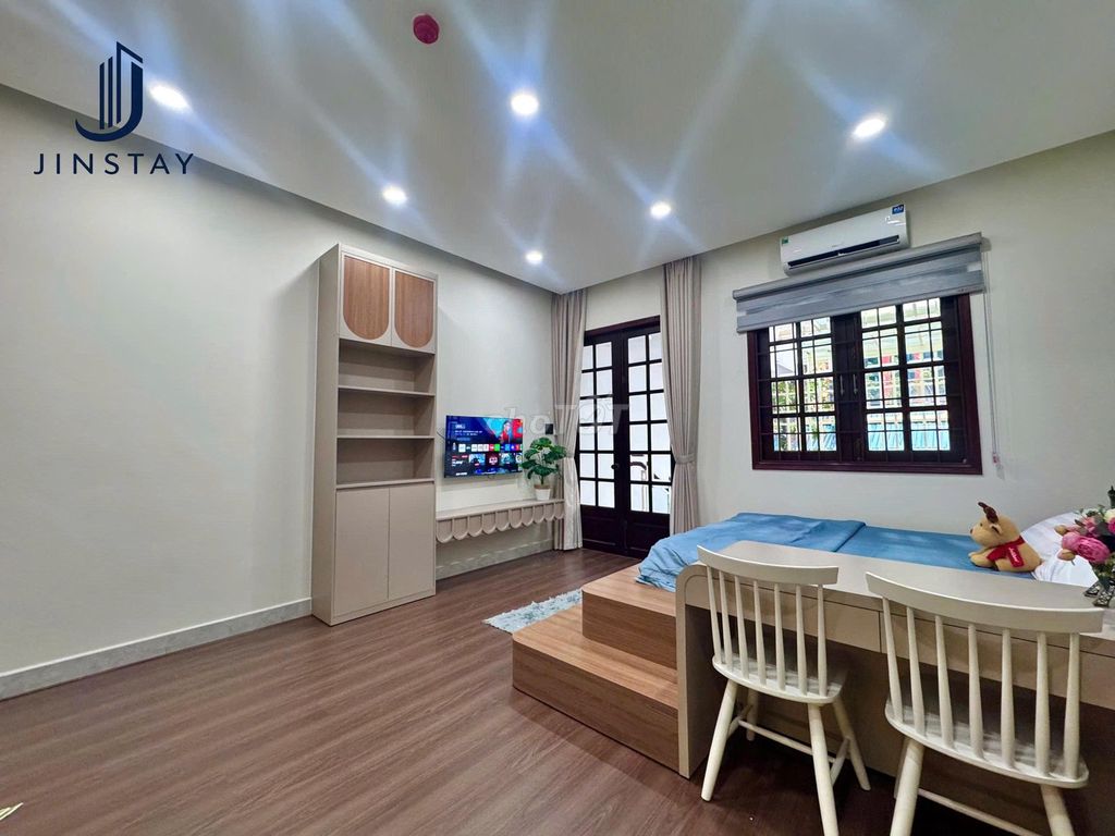 The kitchen room-- the separate front yard at the center of the third district!