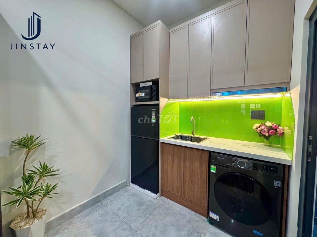 The kitchen room-- the separate front yard at the center of the third district!