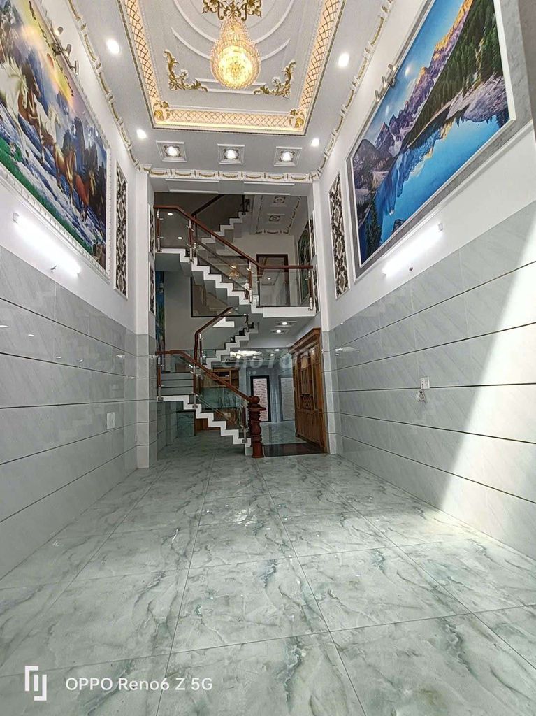 Nice 4 x 18 has 5 bedrooms, 6 toilets on the roof.