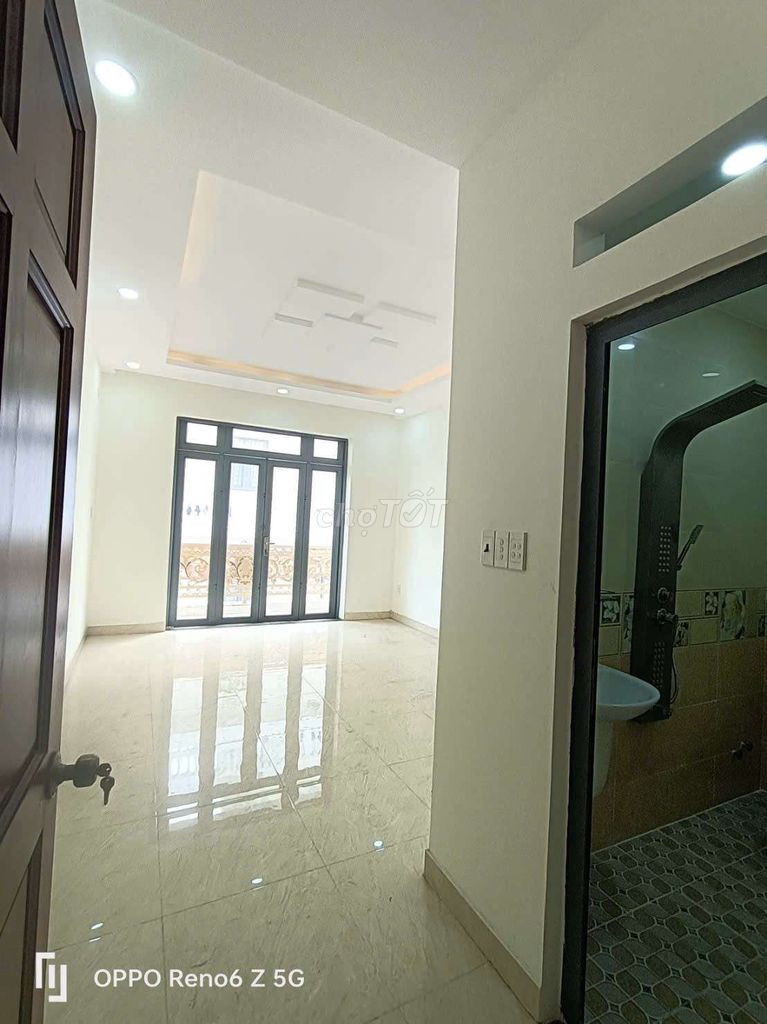 Nice 4 x 18 has 5 bedrooms, 6 toilets on the roof.