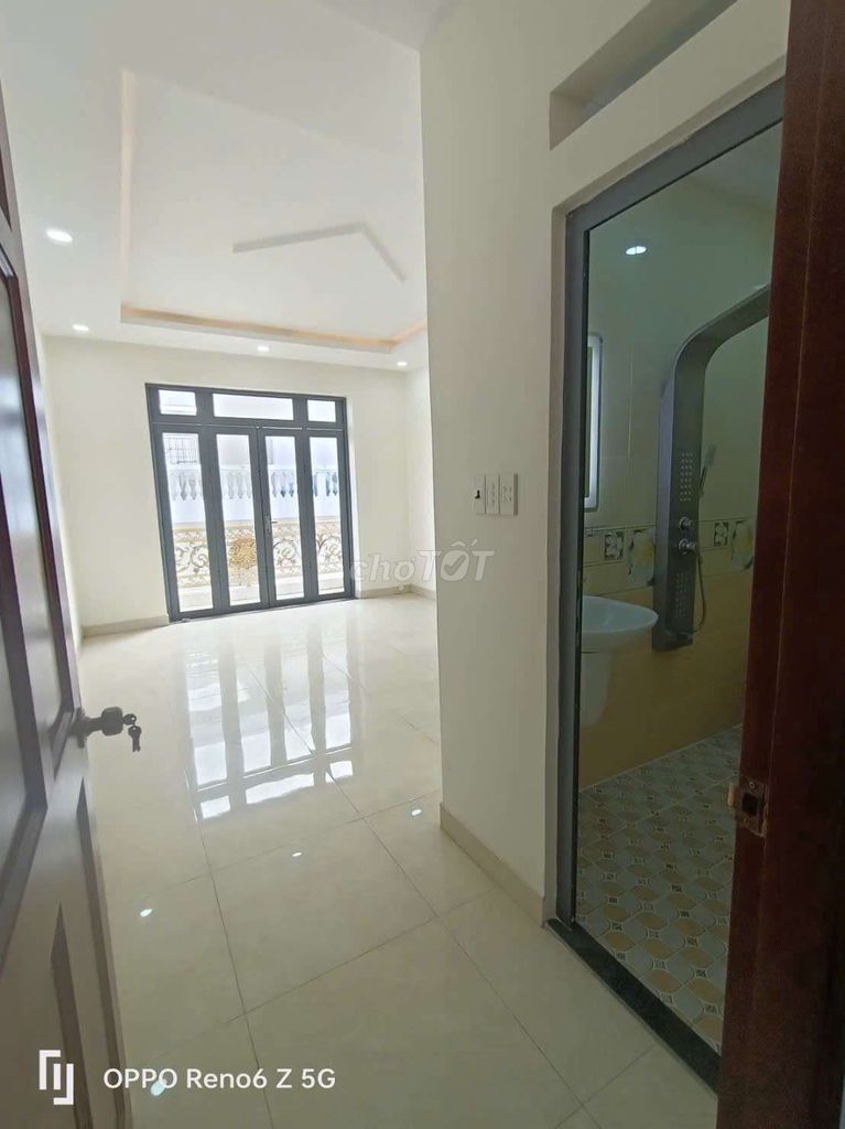 Nice 4 x 18 has 5 bedrooms, 6 toilets on the roof.