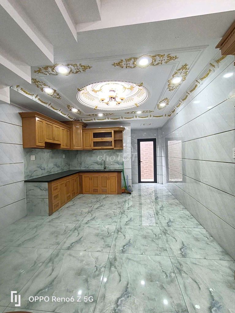 Nice 4 x 18 has 5 bedrooms, 6 toilets on the roof.