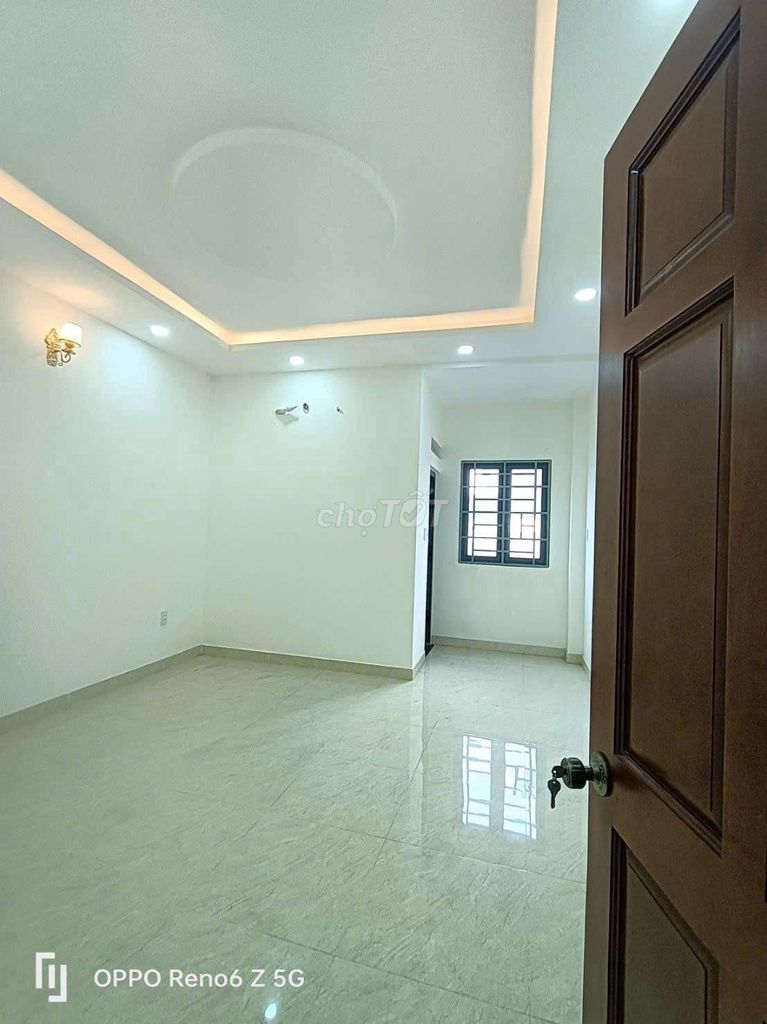 Nice 4 x 18 has 5 bedrooms, 6 toilets on the roof.