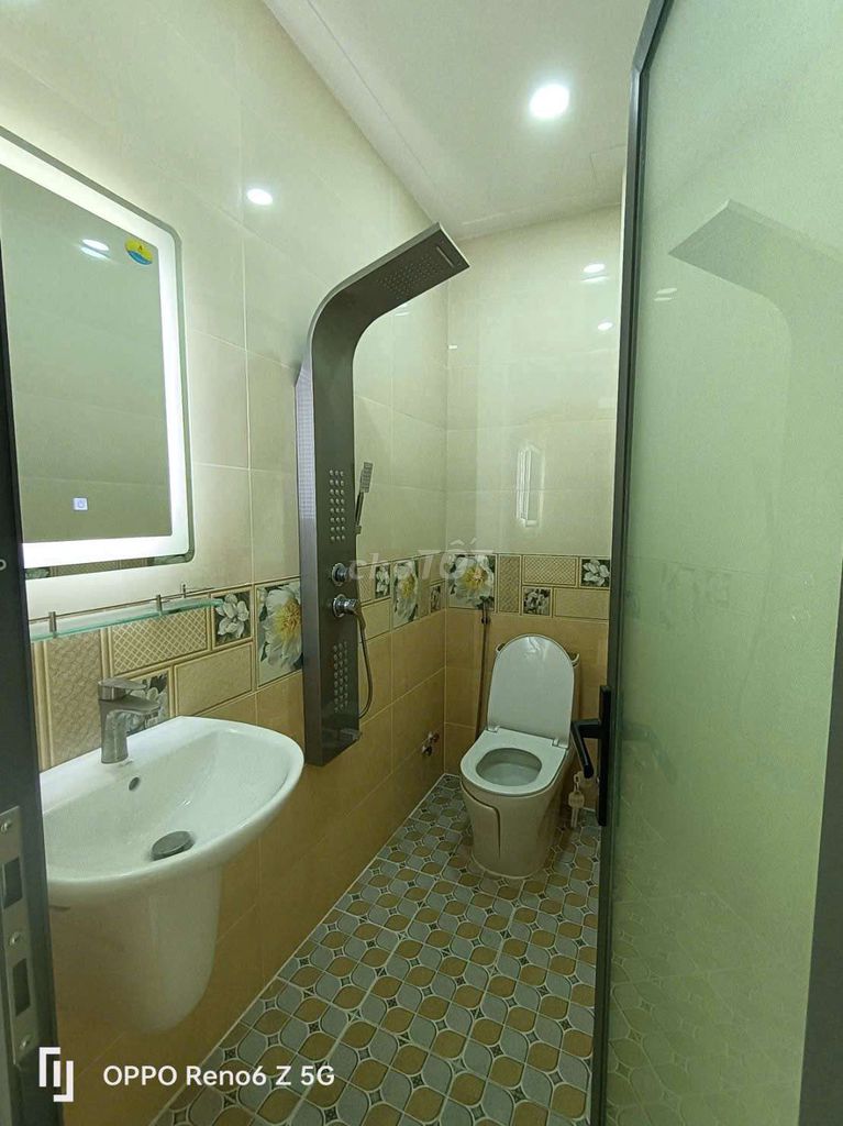 Nice 4 x 18 has 5 bedrooms, 6 toilets on the roof.