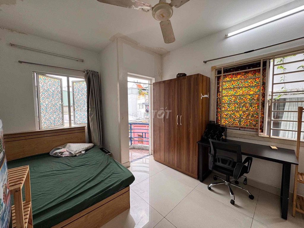 The balcony studio is two windows right near Tân Định near the isb district 1 is extremely clear