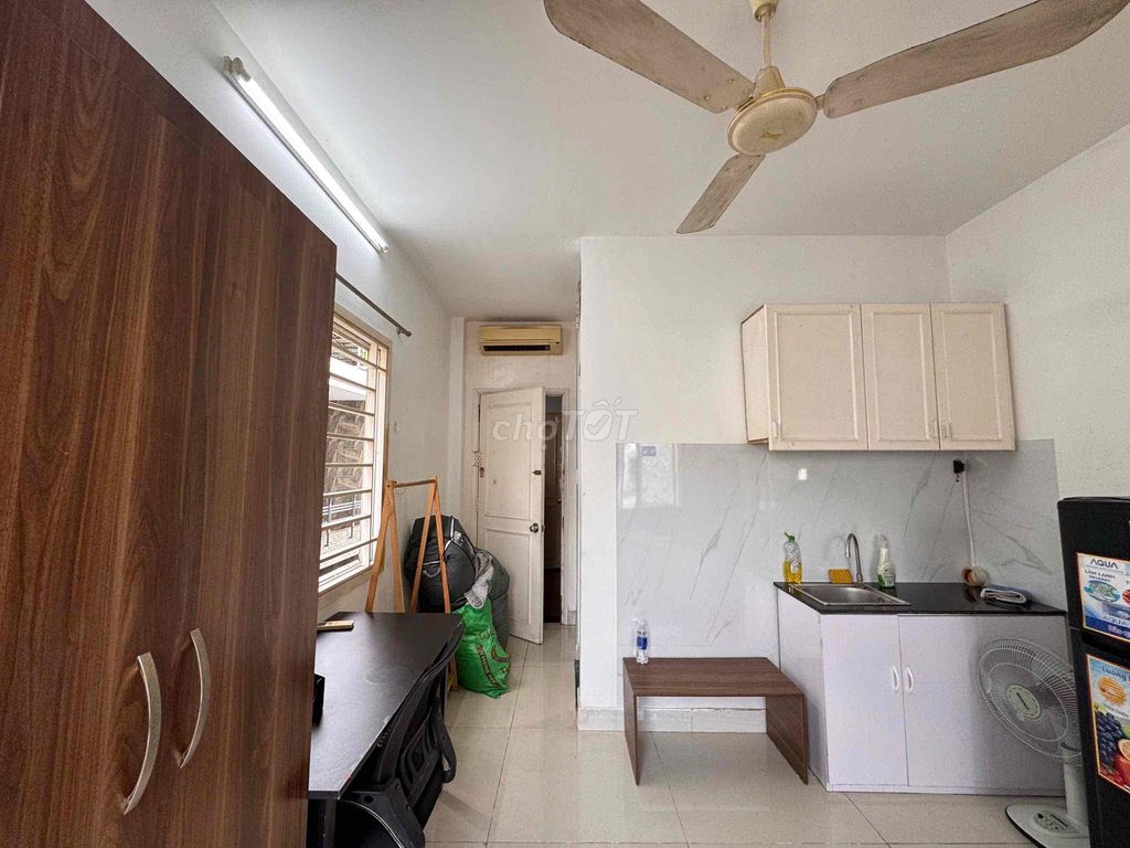 The balcony studio is two windows right near Tân Định near the isb district 1 is extremely clear