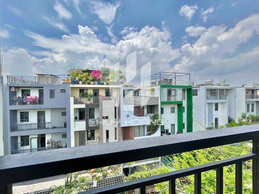 Rent a balcony at Cát Lái District 2.