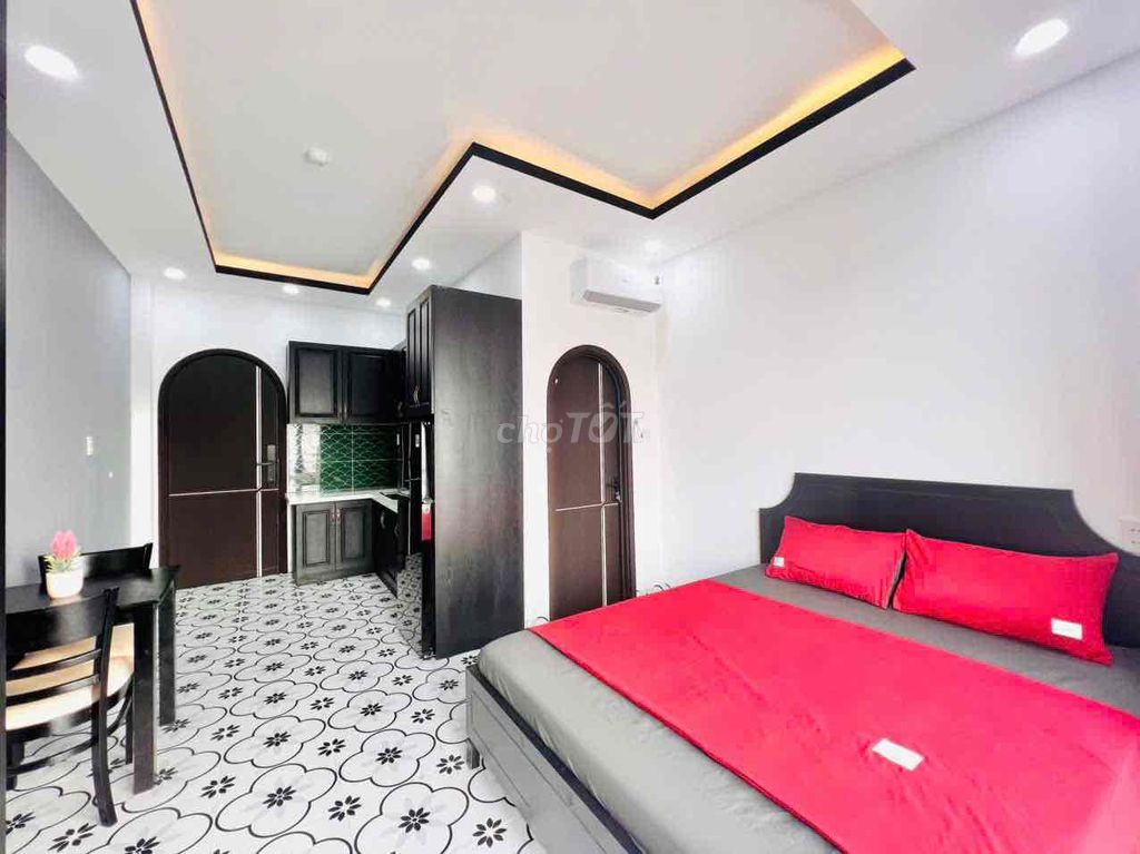 The super-high, high-end, high-end balcony furniture near the dedication college.