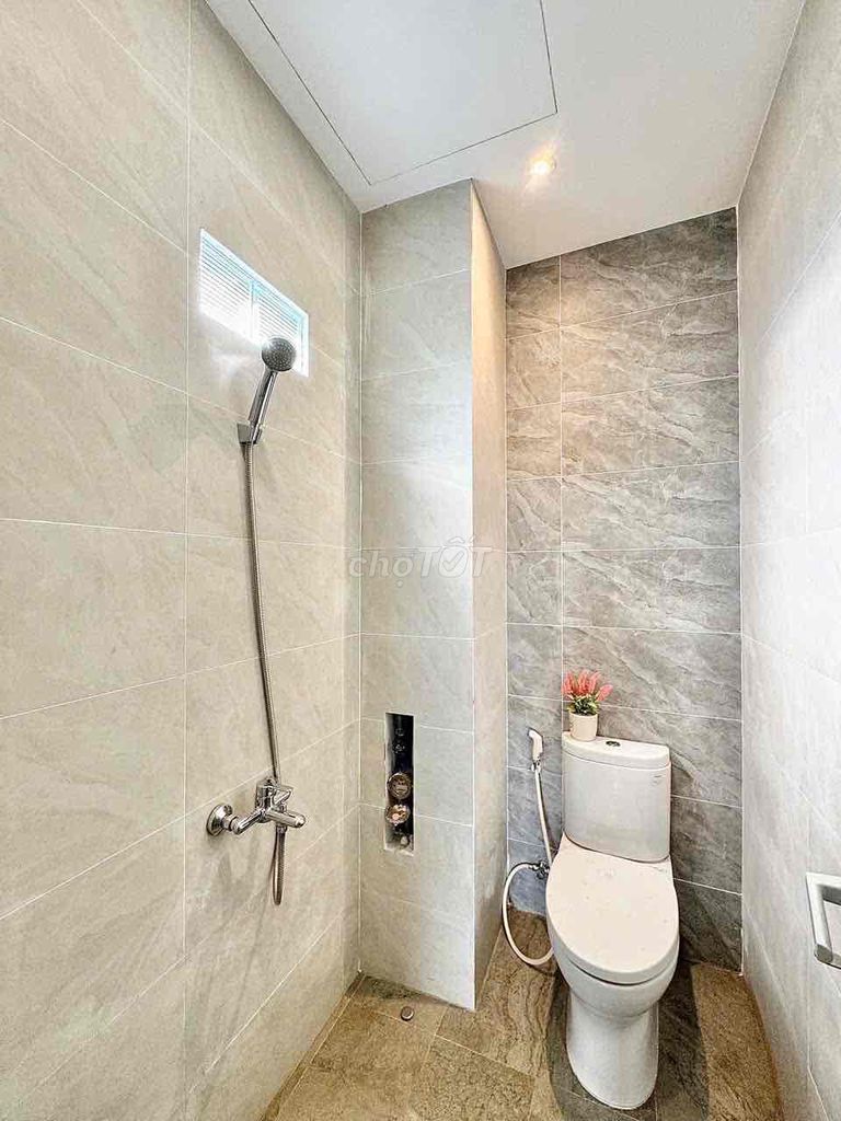 Rent a large, interior suite near the Lkeview City District 2.