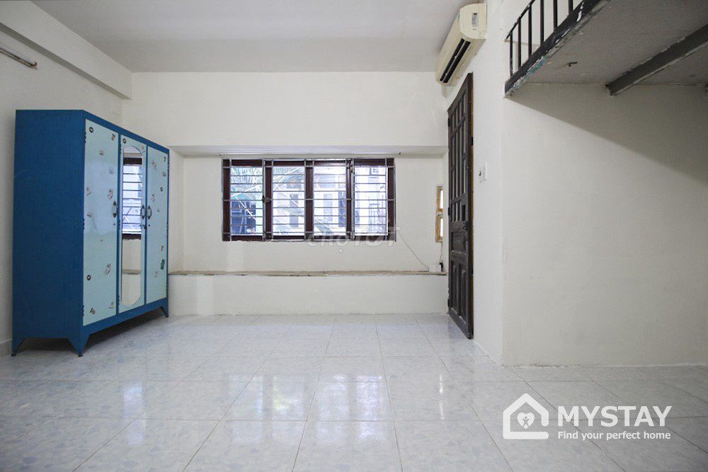 The main window door to Cao Thắng District 10 - Renaissance.