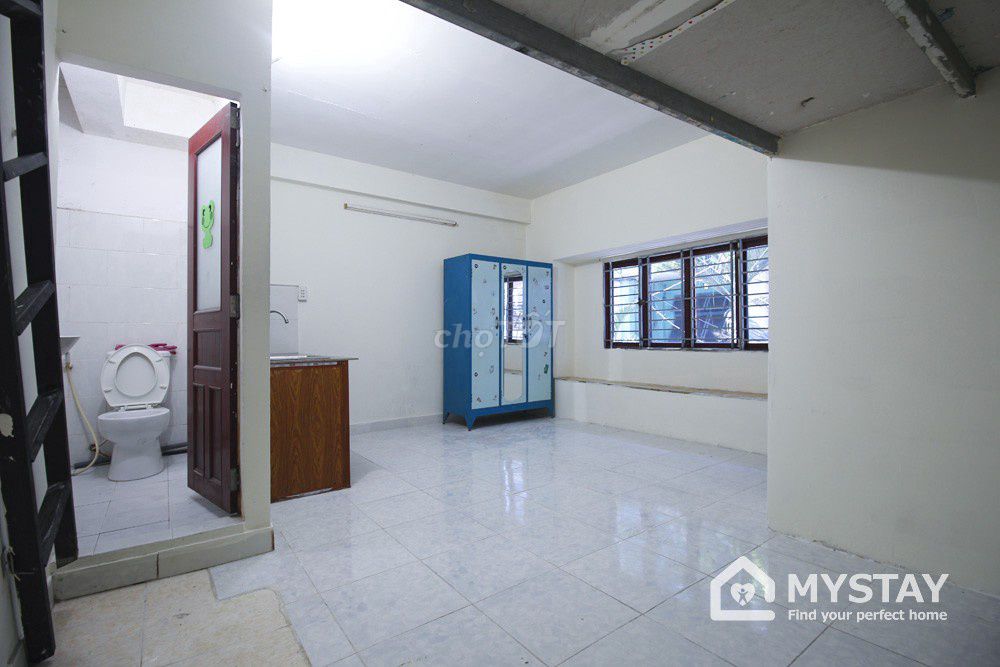 The main window door to Cao Thắng District 10 - Renaissance.