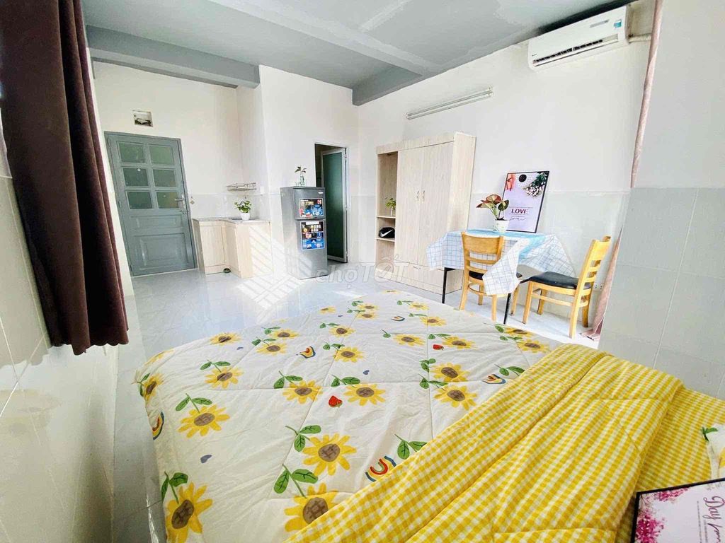Studio 25 meters full of furniture, curves, windows. Near the Institute, The Lancaster