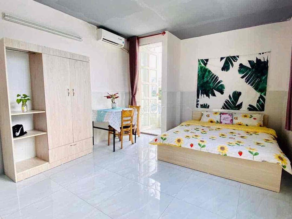 Studio 25 meters full of furniture, curves, windows. Near the Institute, The Lancaster
