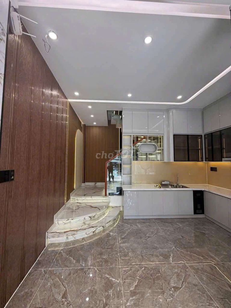 Rent a full-on-front furniture with four bedrooms, six toilets.