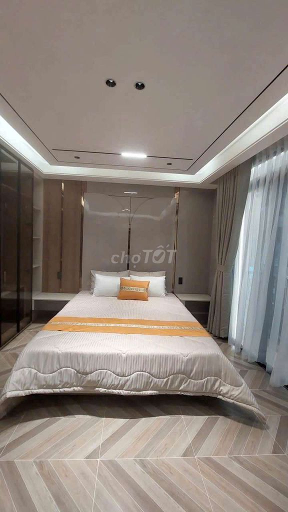 Rent a full-on-front furniture with four bedrooms, six toilets.