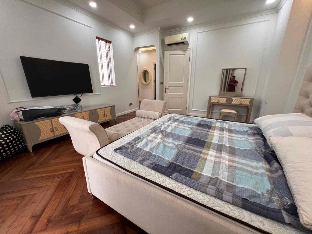 The original home has interior surrounding District 7