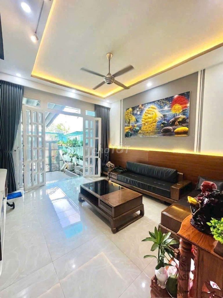 We'll rent the Dhampir ql13 alleys across the street. Two floors, five bedrooms. Three toilets.