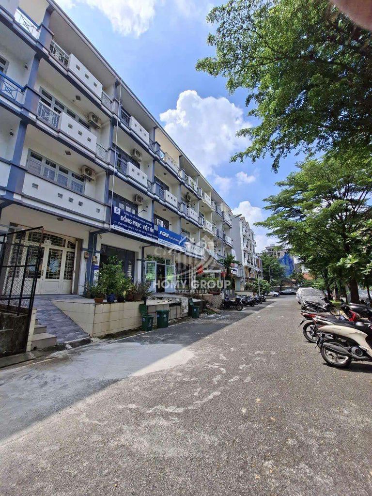 The street is next to the big yard, four stories on Phạm Văn Đồng- near Octamal.