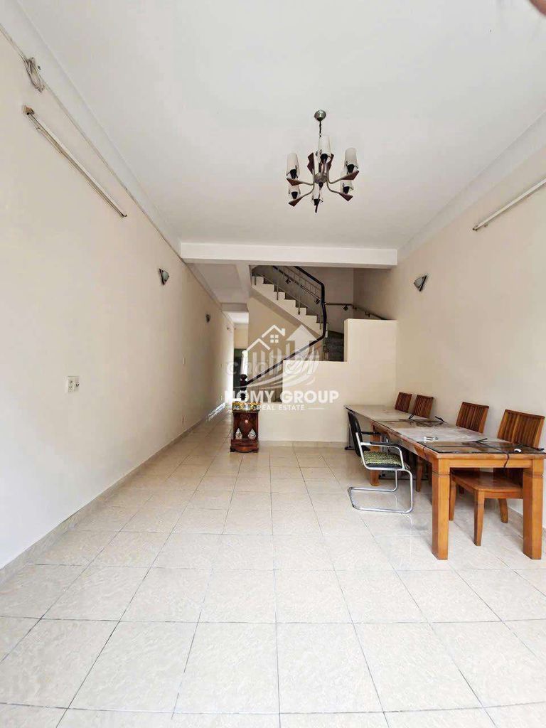 The street is next to the big yard, four stories on Phạm Văn Đồng- near Octamal.