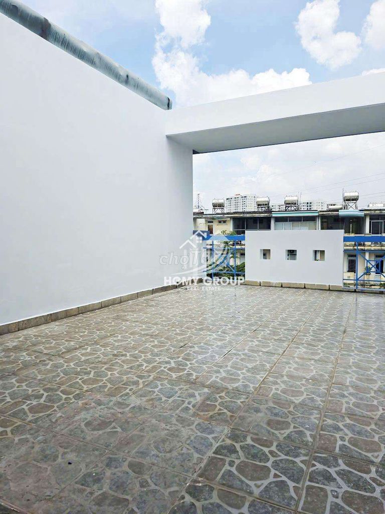 The street is next to the big yard, four stories on Phạm Văn Đồng- near Octamal.