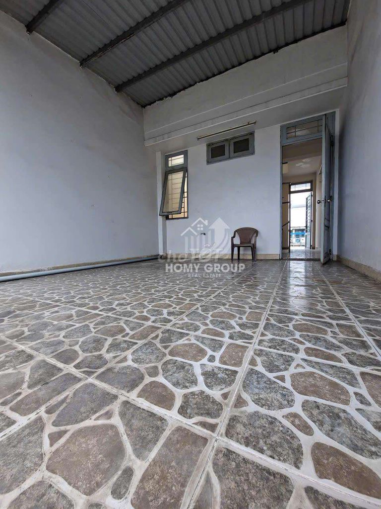 The street is next to the big yard, four stories on Phạm Văn Đồng- near Octamal.