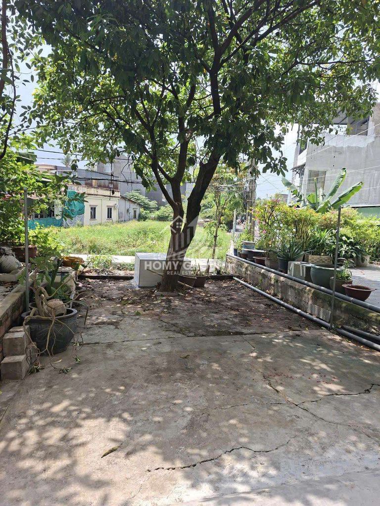The street is next to the big yard, four stories on Phạm Văn Đồng- near Octamal.