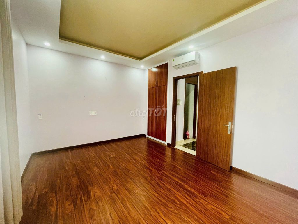 The 9th and 5th district debunked four third-story bedrooms, which is the company's home.