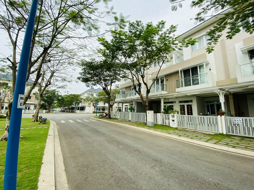 The 9th and 5th district debunked four third-story bedrooms, which is the company's home.