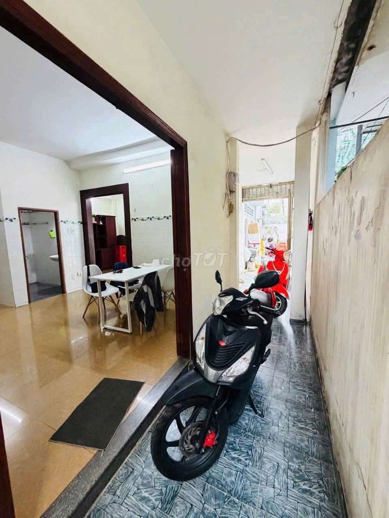 Rent the house across from vincom Thủ Đức. 10 meters across, 1 ground, 1 floor, 2 bedroom, 2 bathrooms.