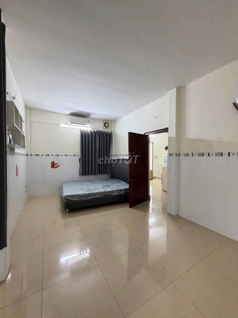 Rent the house across from vincom Thủ Đức. 10 meters across, 1 ground, 1 floor, 2 bedroom, 2 bathrooms.