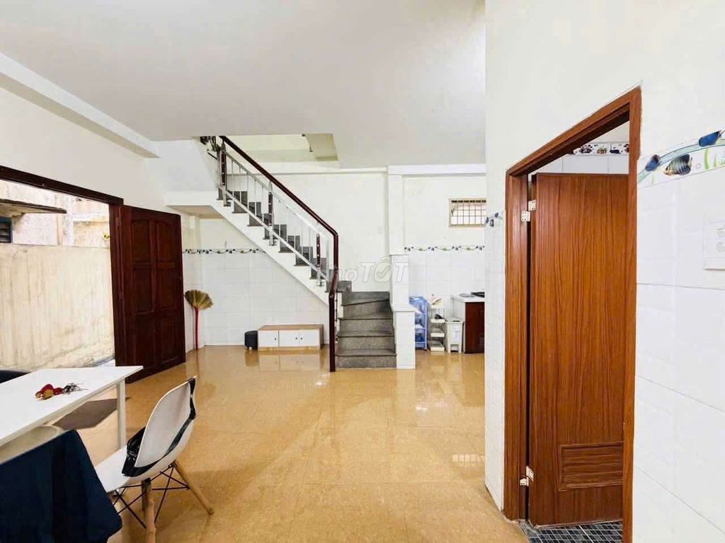 Rent the house across from vincom Thủ Đức. 10 meters across, 1 ground, 1 floor, 2 bedroom, 2 bathrooms.