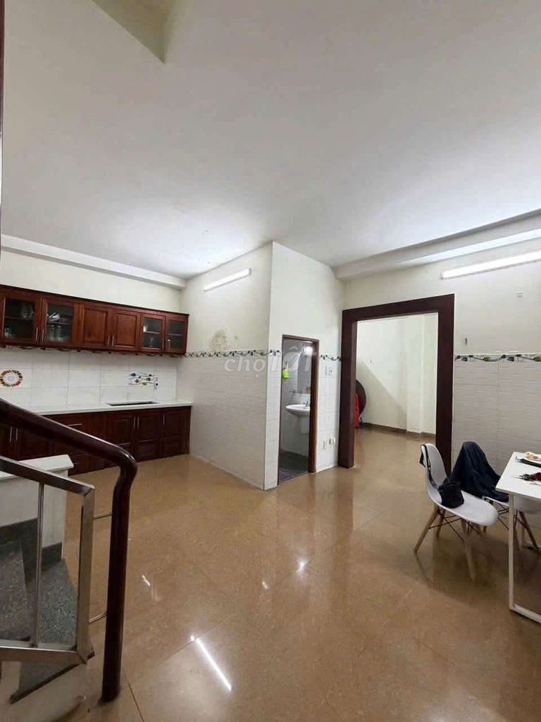 Rent the house across from vincom Thủ Đức. 10 meters across, 1 ground, 1 floor, 2 bedroom, 2 bathrooms.