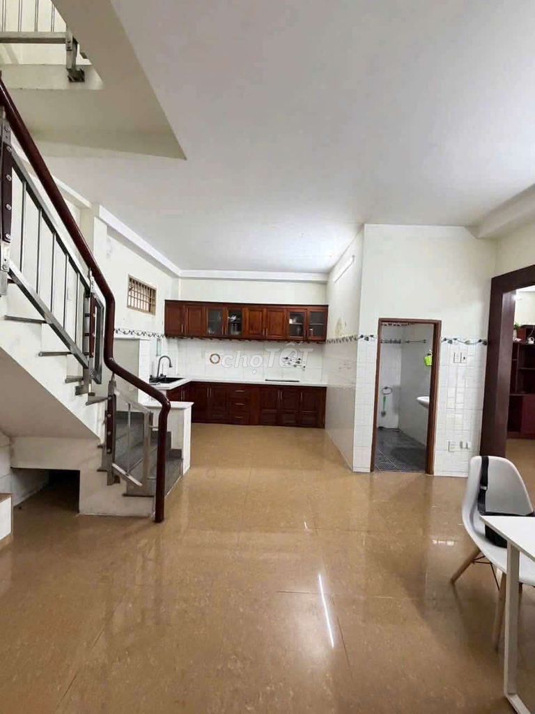 Rent the house across from vincom Thủ Đức. 10 meters across, 1 ground, 1 floor, 2 bedroom, 2 bathrooms.