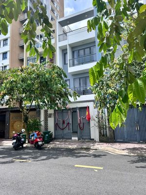 Rent a three-story apartment for the highest level of Trade.
