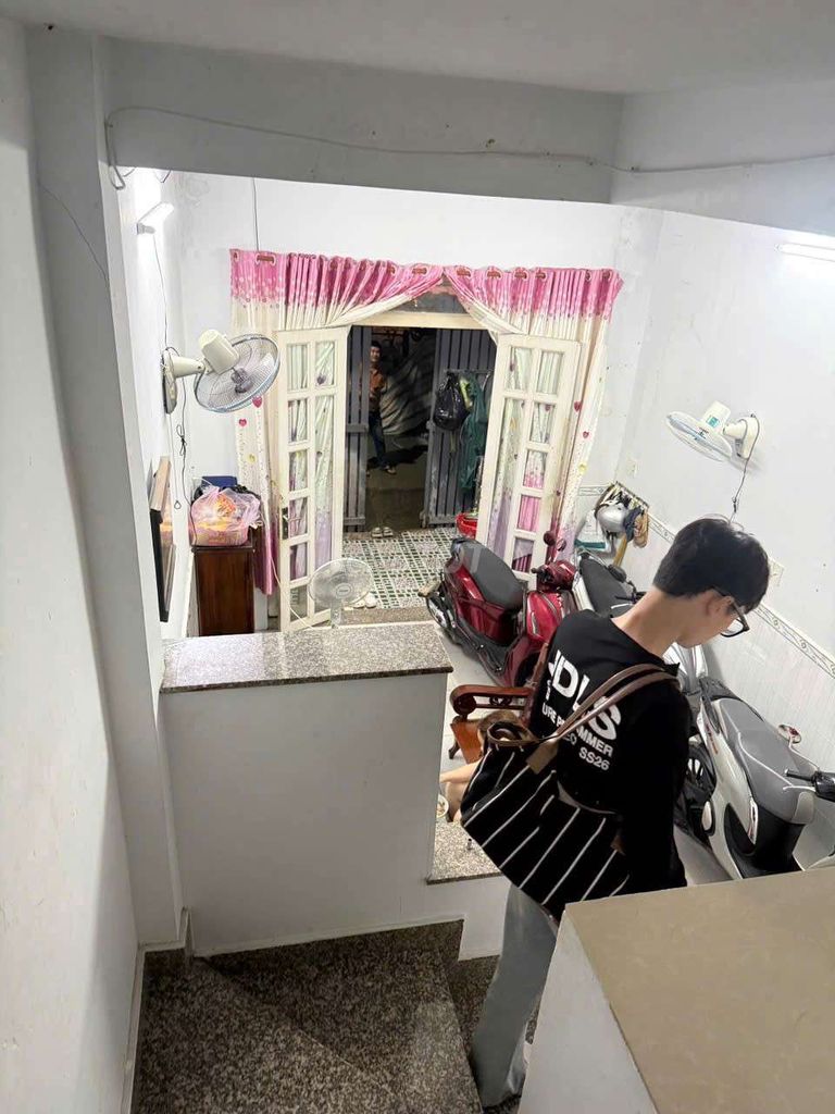 Nice original, 4-foot traffic alley, 2 bedrooms 2 toilets