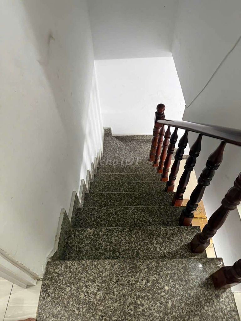 Nice original, 4-foot traffic alley, 2 bedrooms 2 toilets