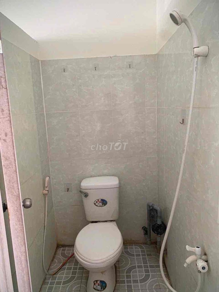Unguarded motels, free windows, low-security windows.